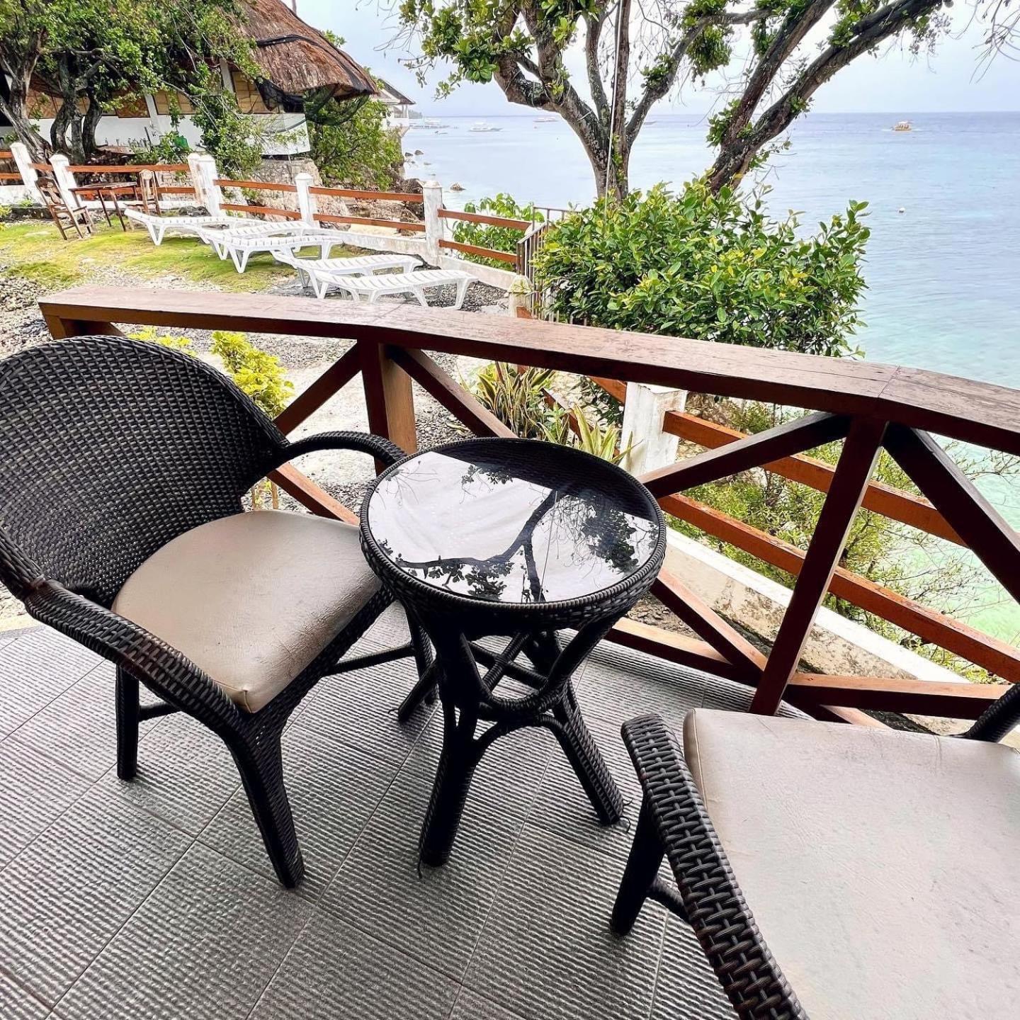 Pescador View - Beachfront & Nearby The Ocean Hostels & Restaurant Moalboal Exterior photo