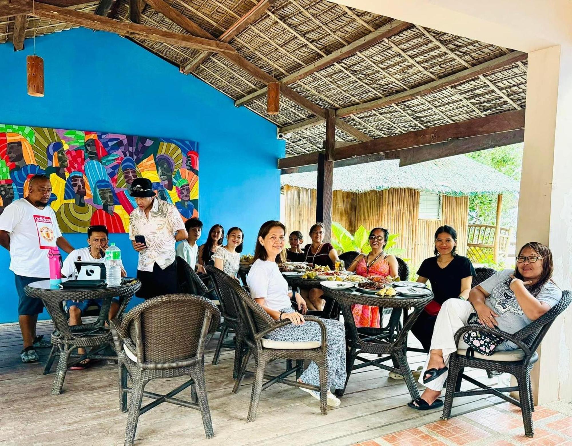 Pescador View - Beachfront & Nearby The Ocean Hostels & Restaurant Moalboal Exterior photo