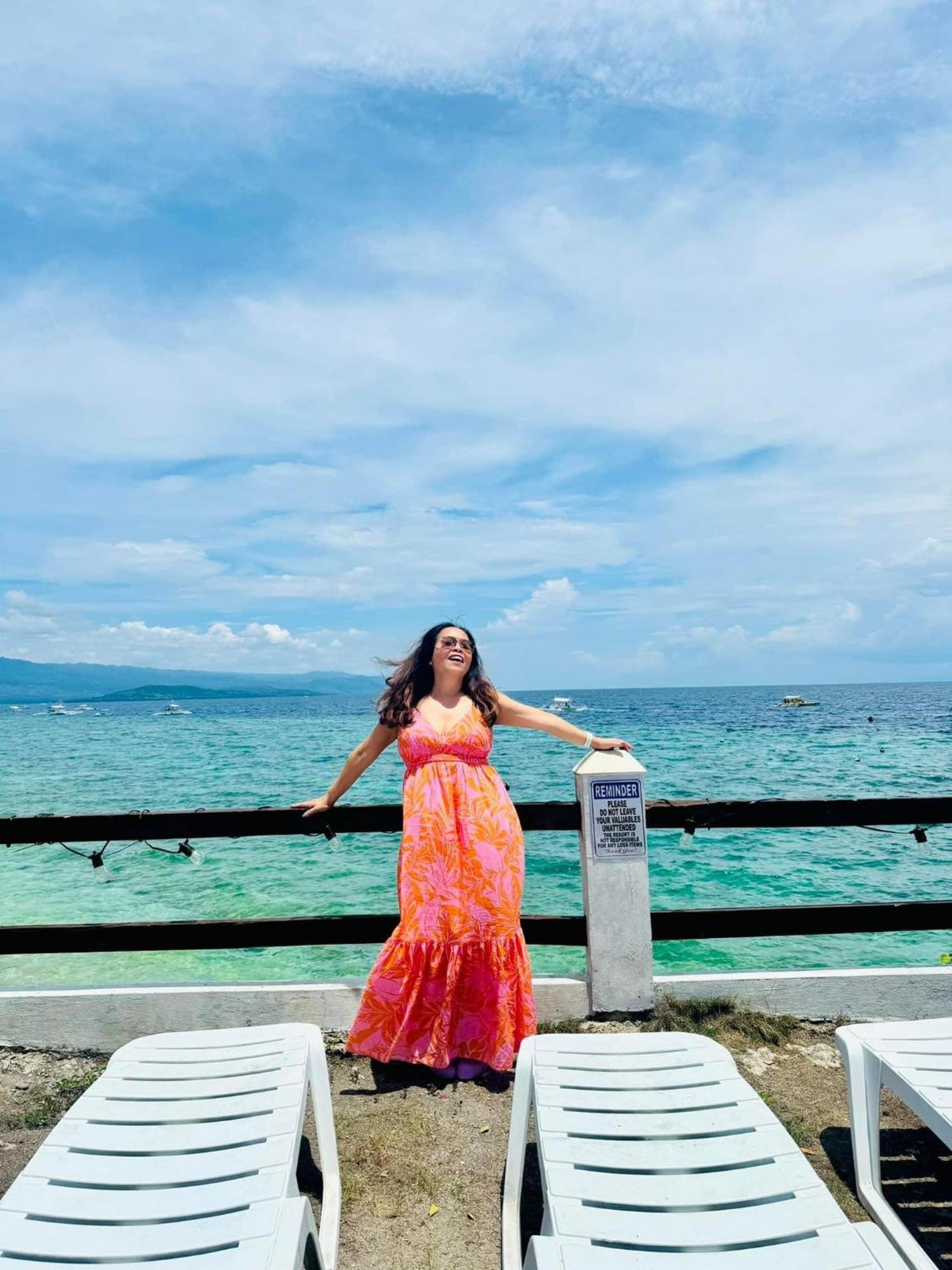 Pescador View - Beachfront & Nearby The Ocean Hostels & Restaurant Moalboal Exterior photo