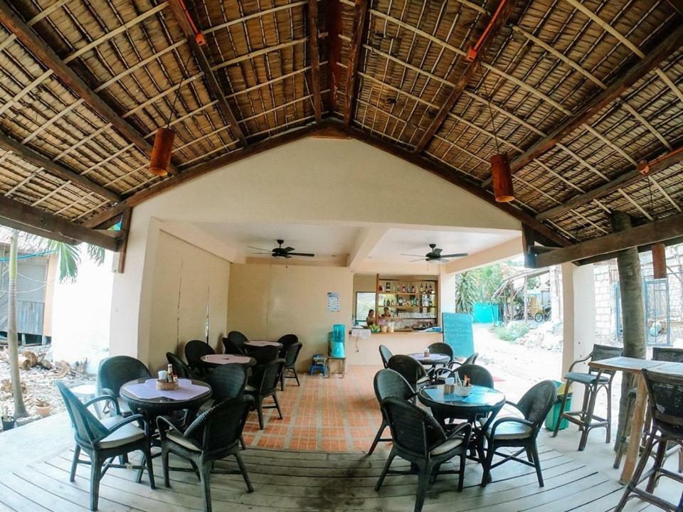 Pescador View - Beachfront & Nearby The Ocean Hostels & Restaurant Moalboal Exterior photo